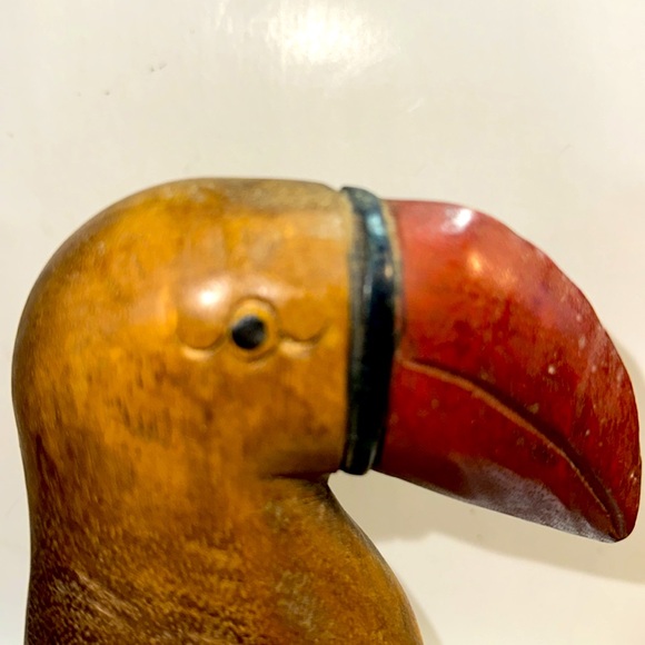 Large hand carved and painted toucan. One solid piece of wood. - Picture 8 of 8